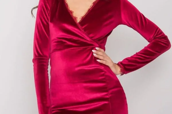 Rochie Mini din Catifea Burgundy cu Decolteu Wrap și Fantă Laterală – Elegantă 2026
