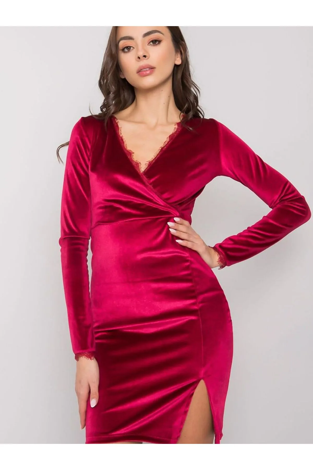Rochie Mini din Catifea Burgundy cu Decolteu Wrap și Fantă Laterală – Elegantă 2026