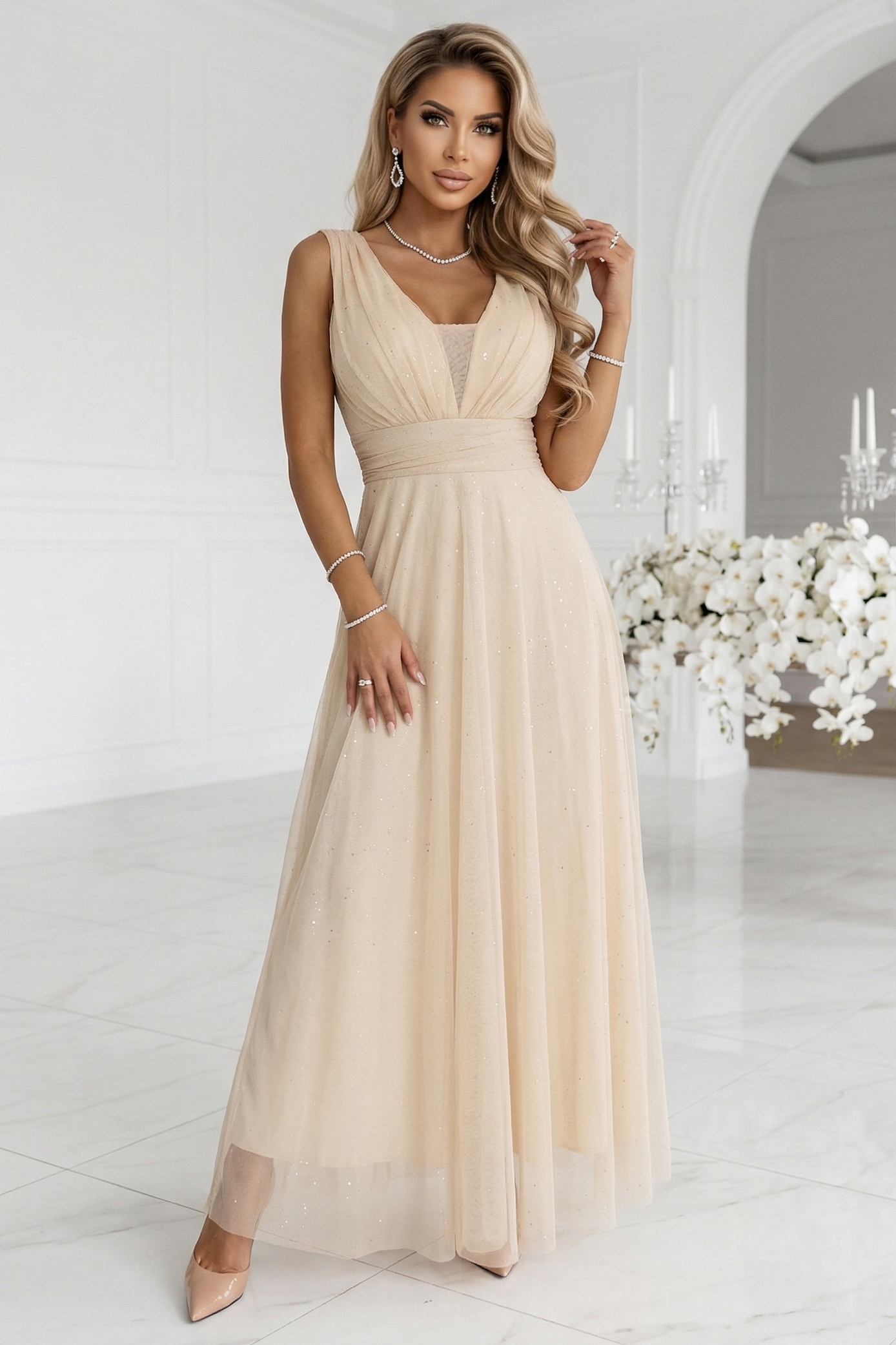 Rochie maxi bej din brocart cu decolteu adanc