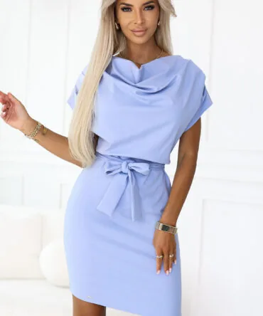 Rochie bleu cu fustă asimetrică și centură