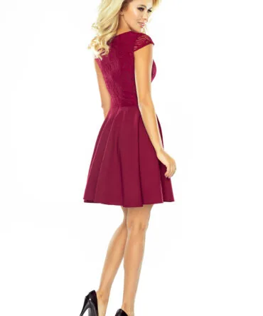 Rochie bordo cu dantelă delicată – fotografia 2