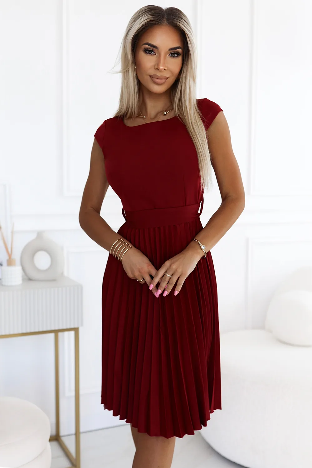 Rochie plisată vișinie cu mânecă scurtă