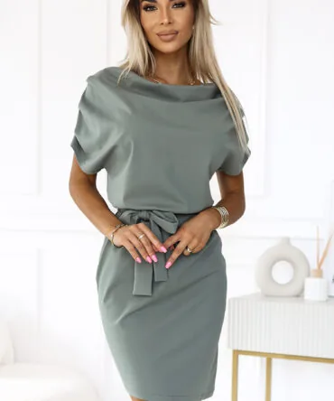 Rochie verde cu fustă asimetrică și centură