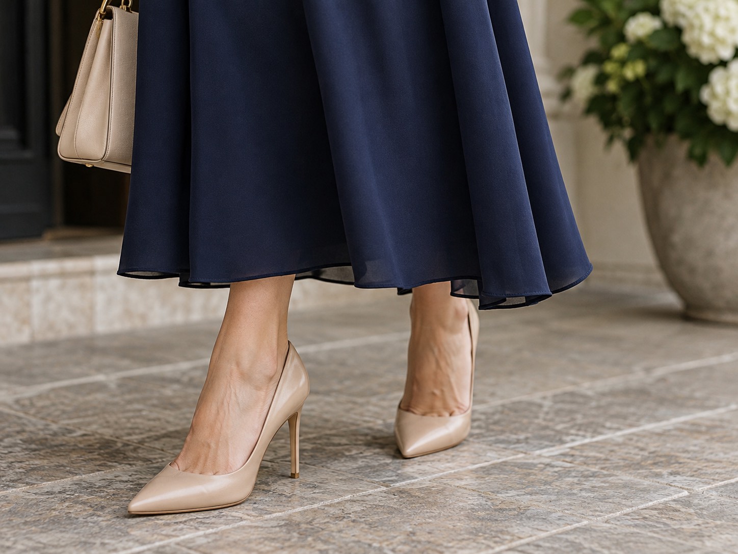 Detaliu: rochie midi bleumarin cu pantofi nude cu vârf ascuțit, prim-plan de la talie în jos