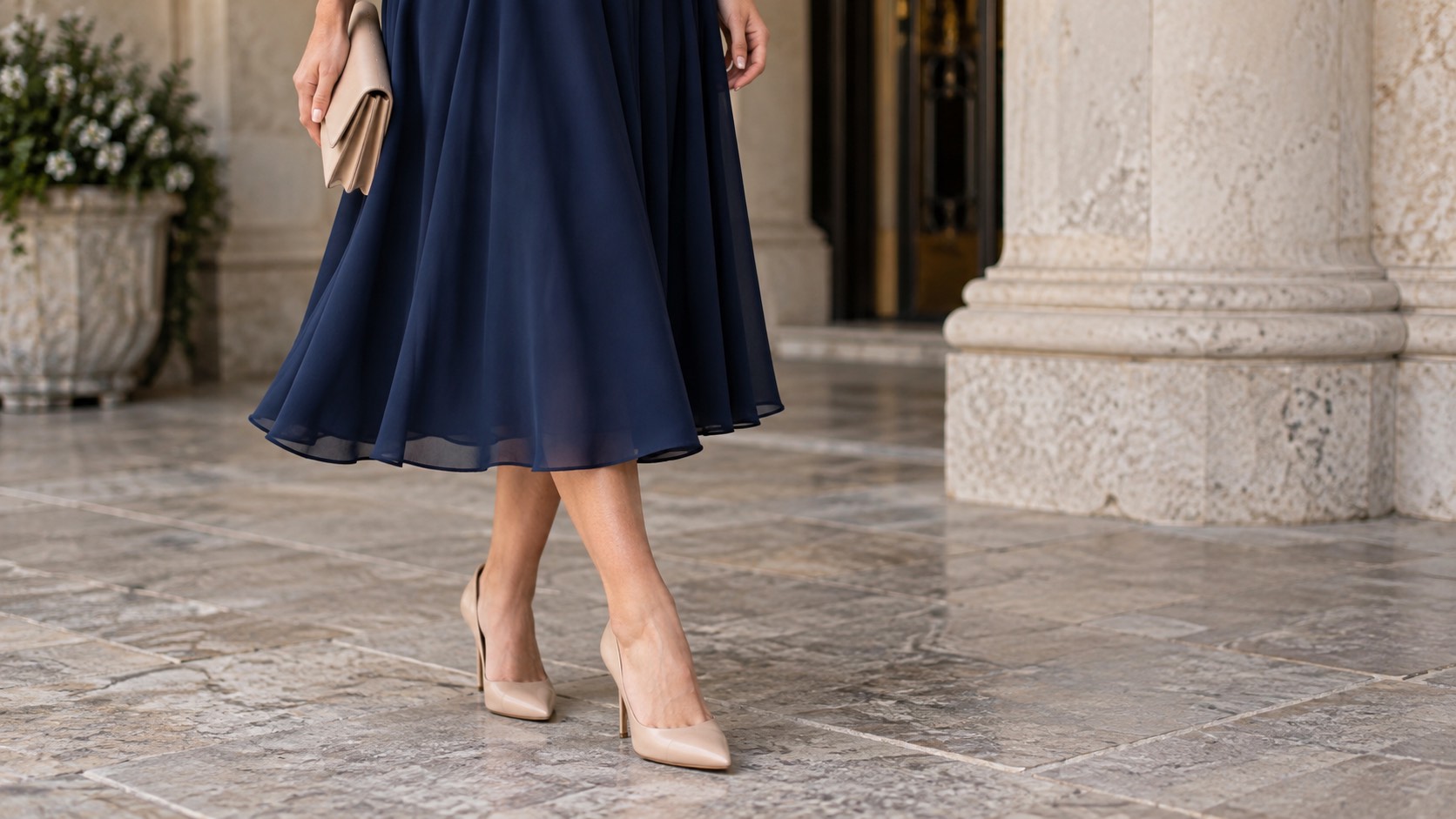 Rochie midi bleumarin cu pantofi nude cu vârf ascuțit, prim-plan de la talie în jos