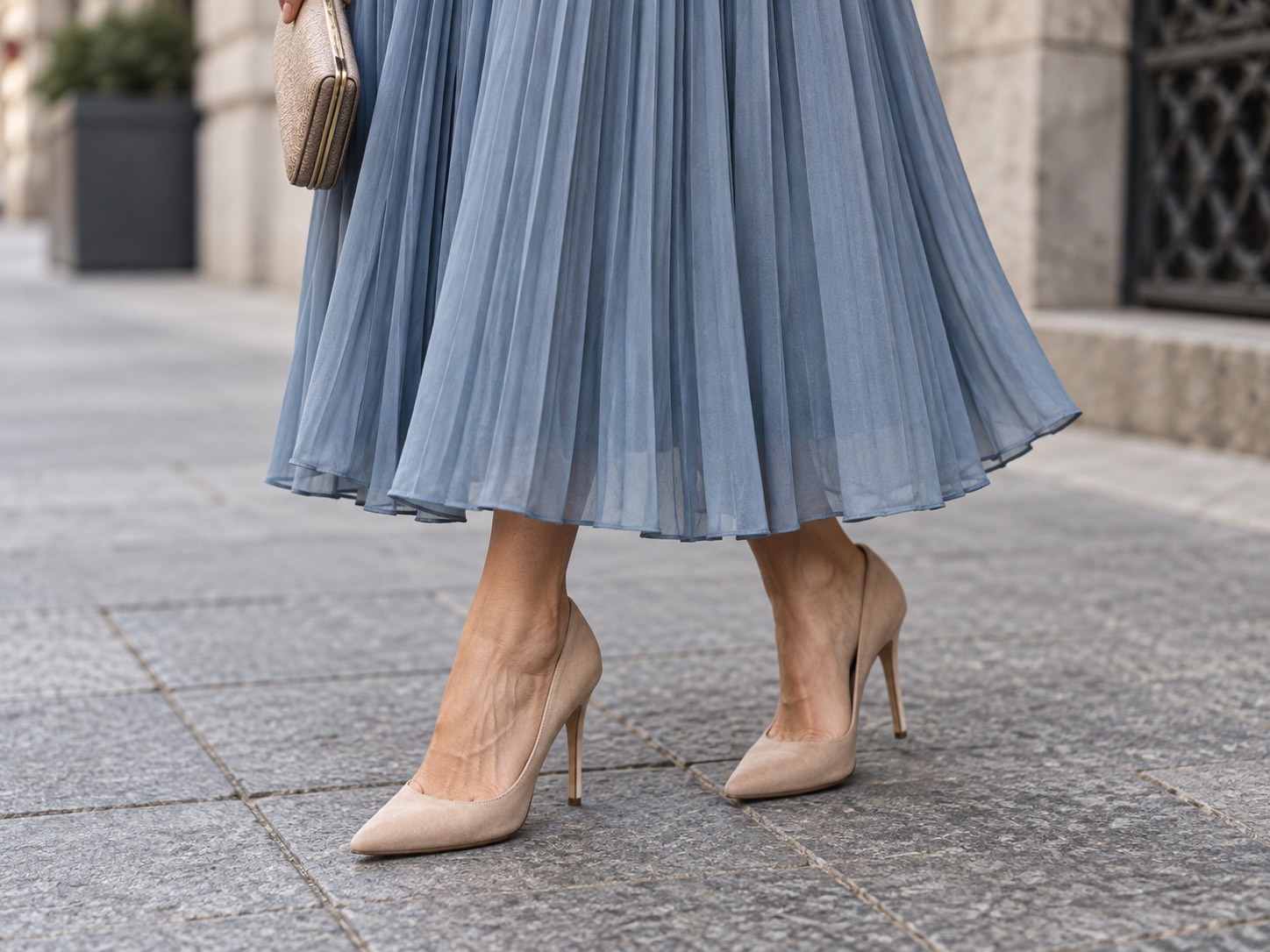 Detaliu: rochie midi plisată bleu prăfuit cu pantofi nude, prim-plan pe tiv și pantofi