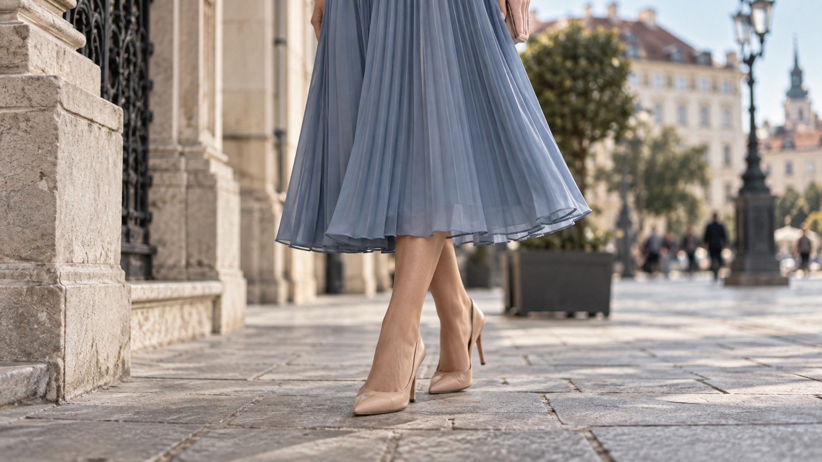 Rochie midi plisată bleu prăfuit cu pantofi nude, prim-plan pe tiv și pantofi