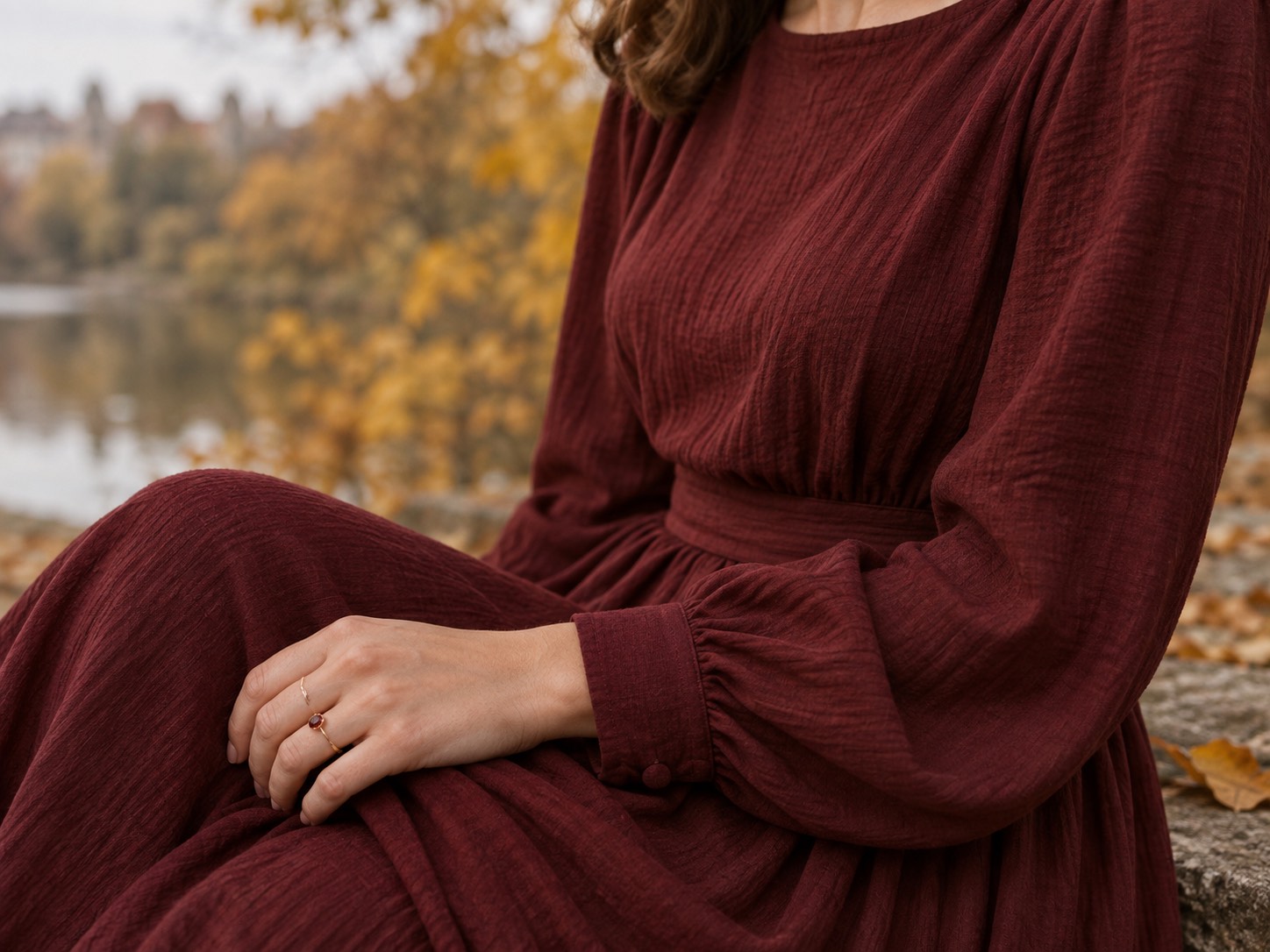Detaliu: invitată la nuntă în octombrie în rochie lungă bordo cu mâneci, printre copaci arămii