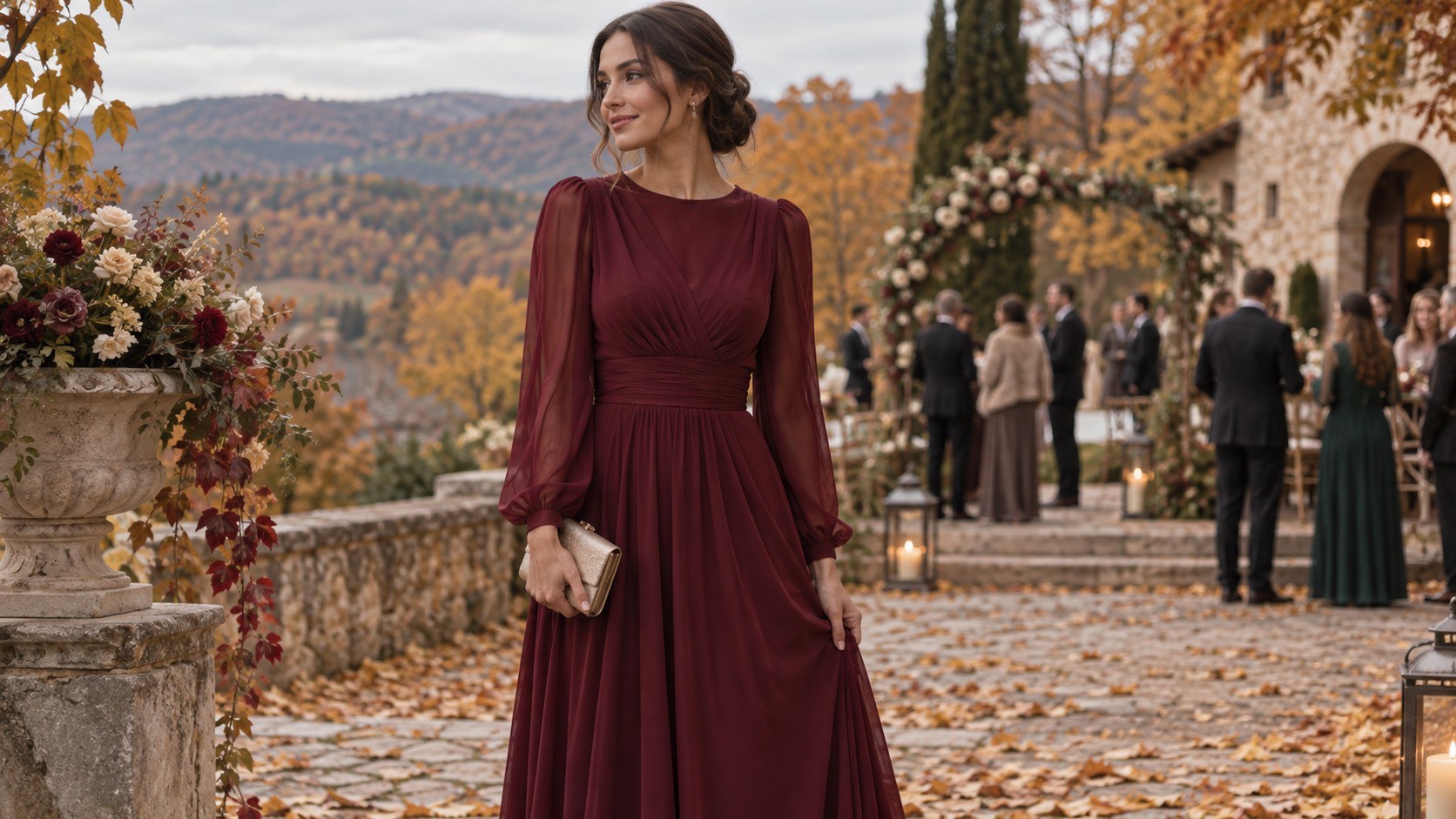 Invitată la nuntă în octombrie în rochie lungă bordo cu mâneci, printre copaci arămii