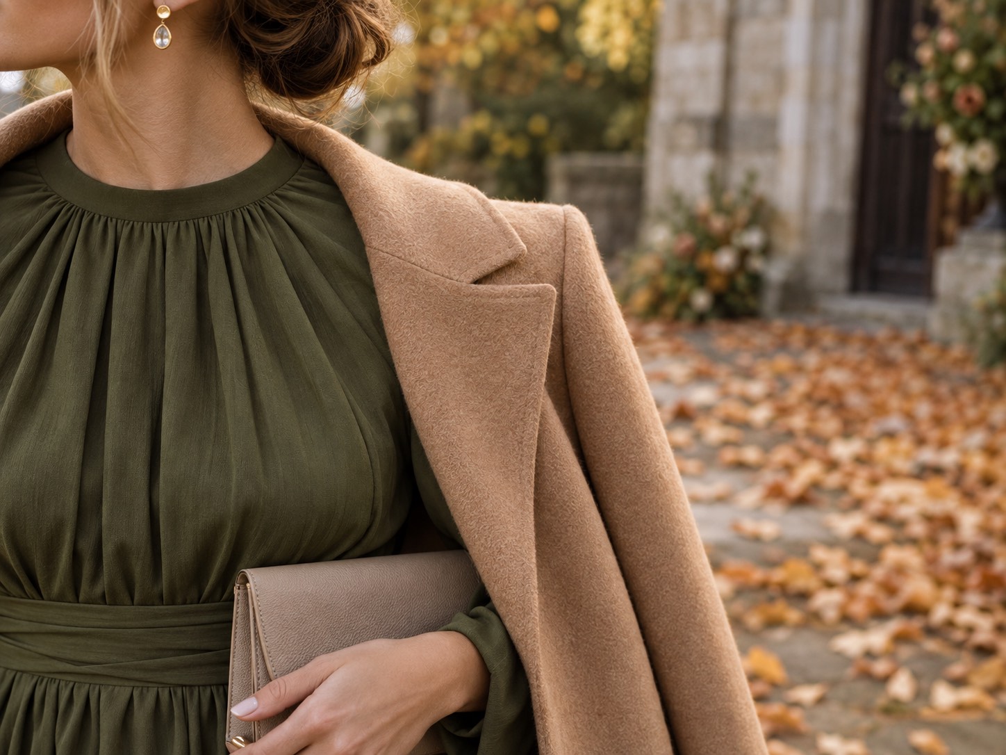 Detaliu de rochie verde măslin și palton camel pentru botez de toamnă