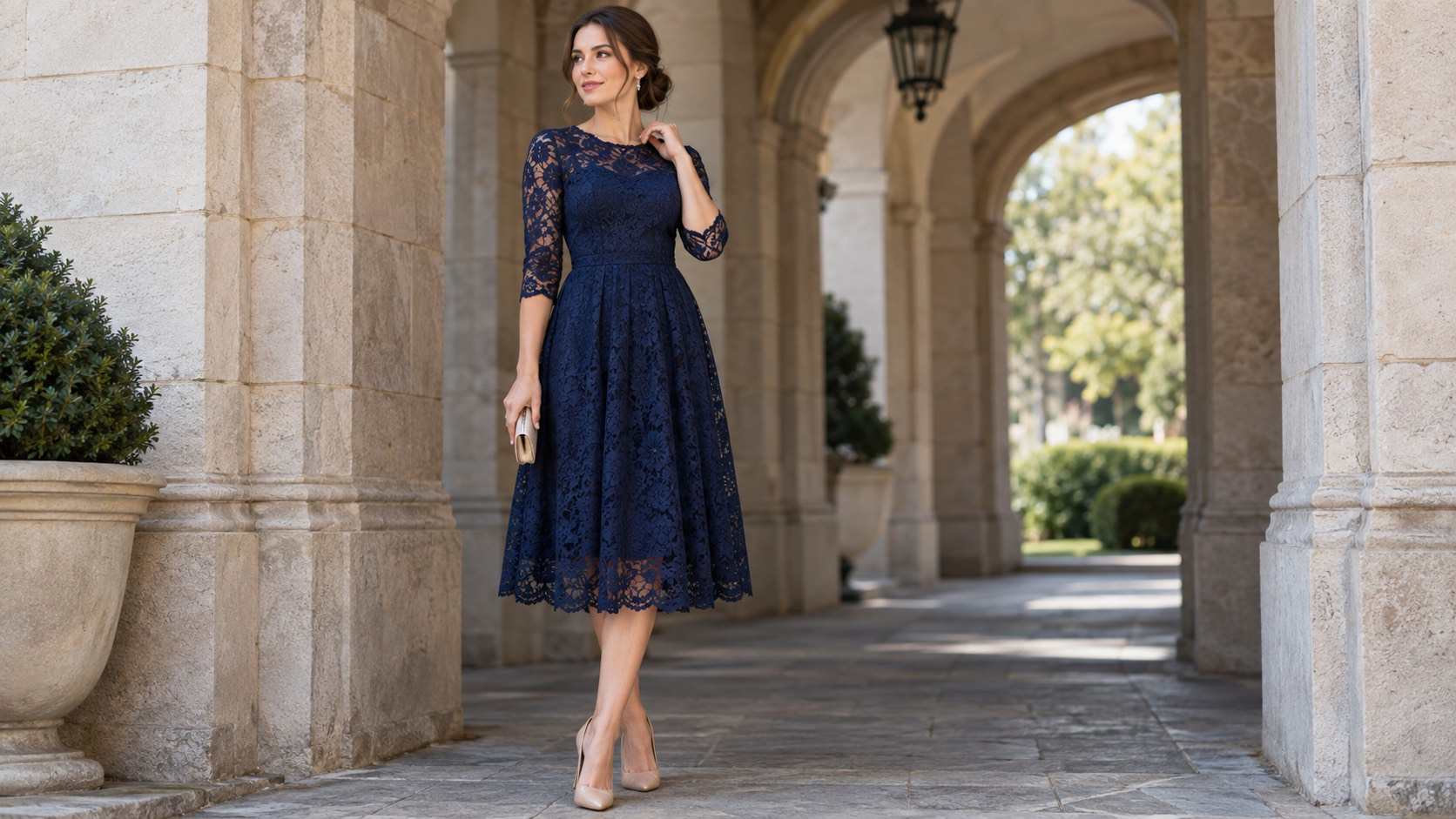 Femeie în rochie midi din dantelă bleumarin cu mâneci, sub o arcadă de piatră