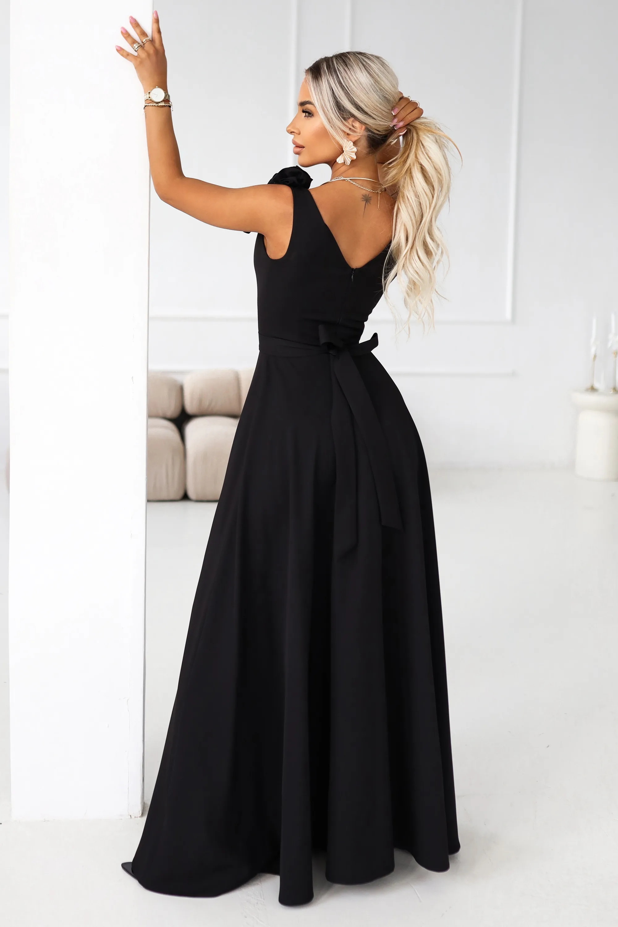 Rochie maxi neagră cu trandafir pe umăr şi şliţ – fotografia 3