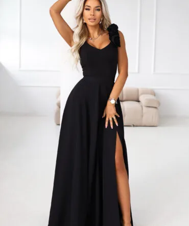Rochie maxi neagră cu trandafir pe umăr şi şliţ
