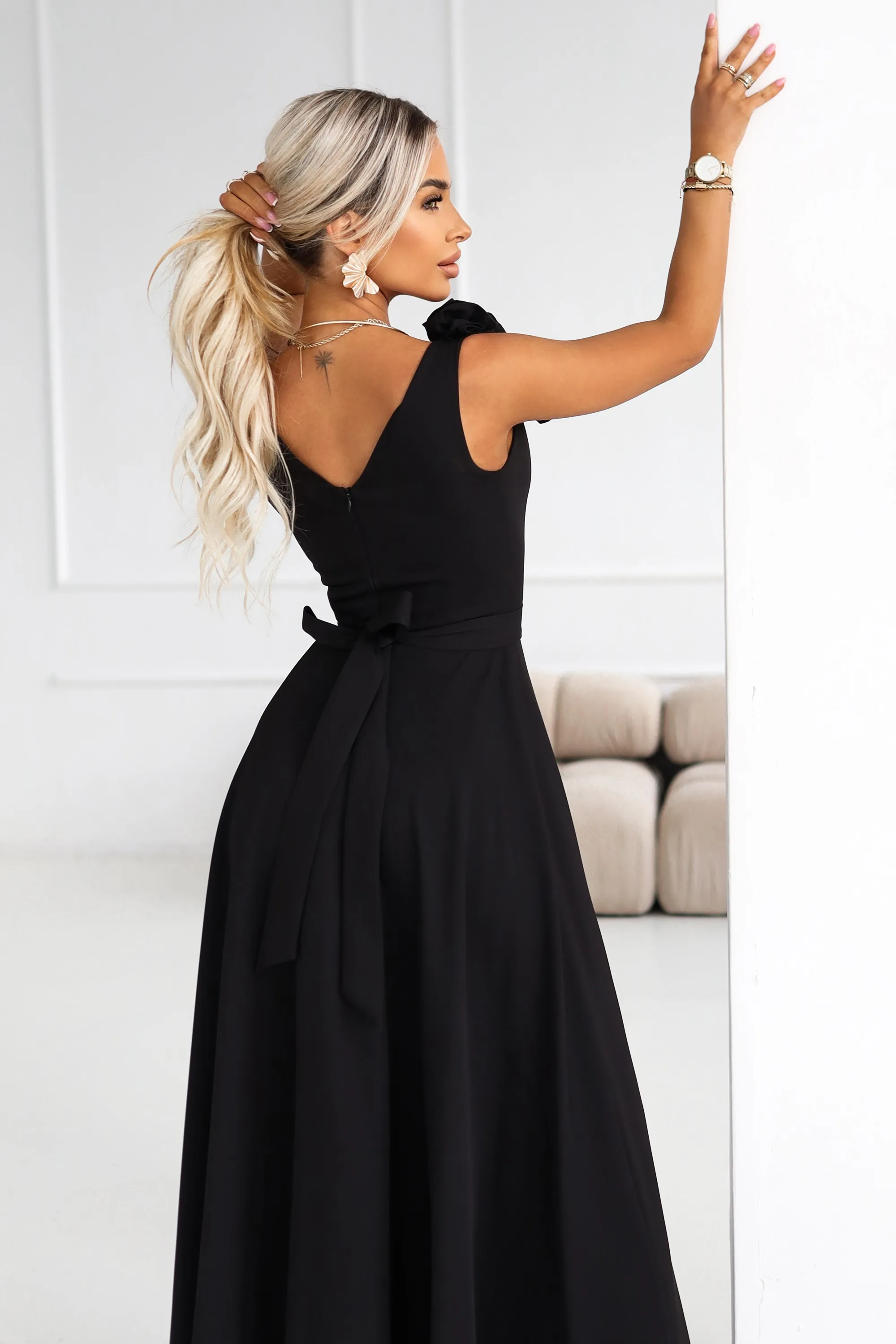 Rochie maxi neagră cu trandafir pe umăr şi şliţ – fotografia 6