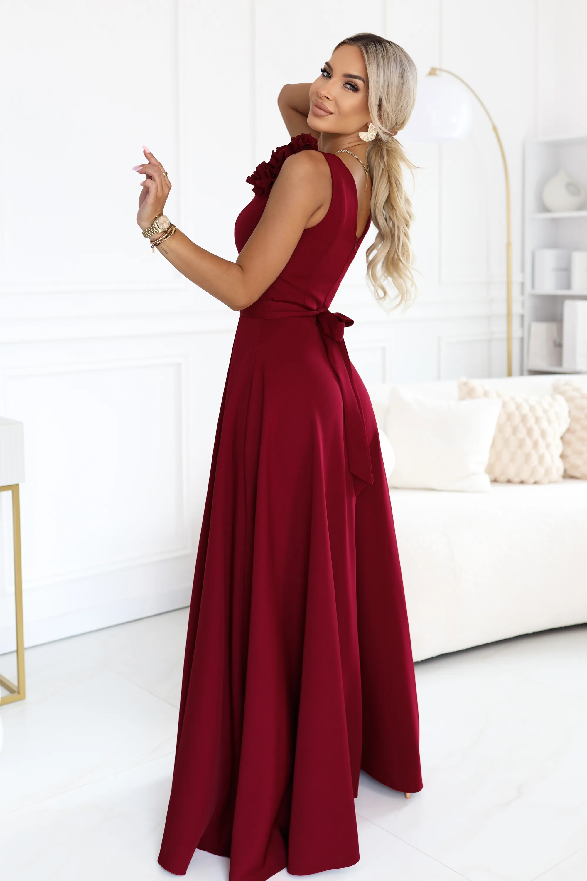 Rochie maxi bordo cu trandafir pe umăr şi şliţ – fotografia 3