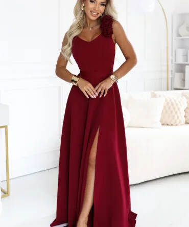 Rochie maxi bordo cu trandafir pe umăr şi şliţ