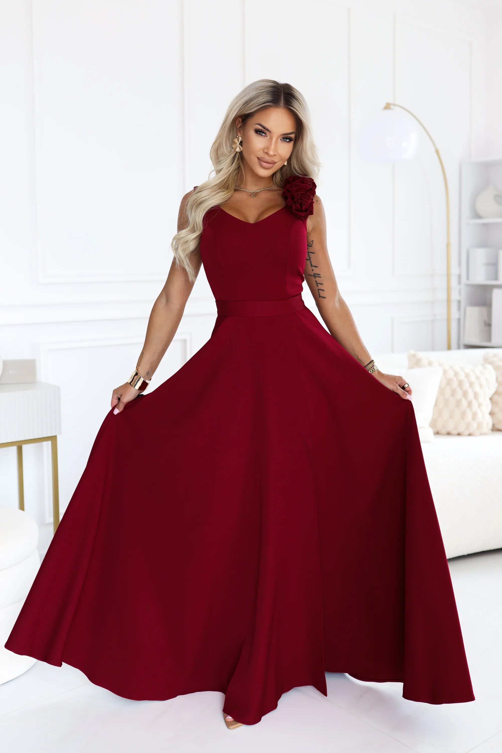 Rochie maxi bordo cu trandafir pe umăr şi şliţ – fotografia 4