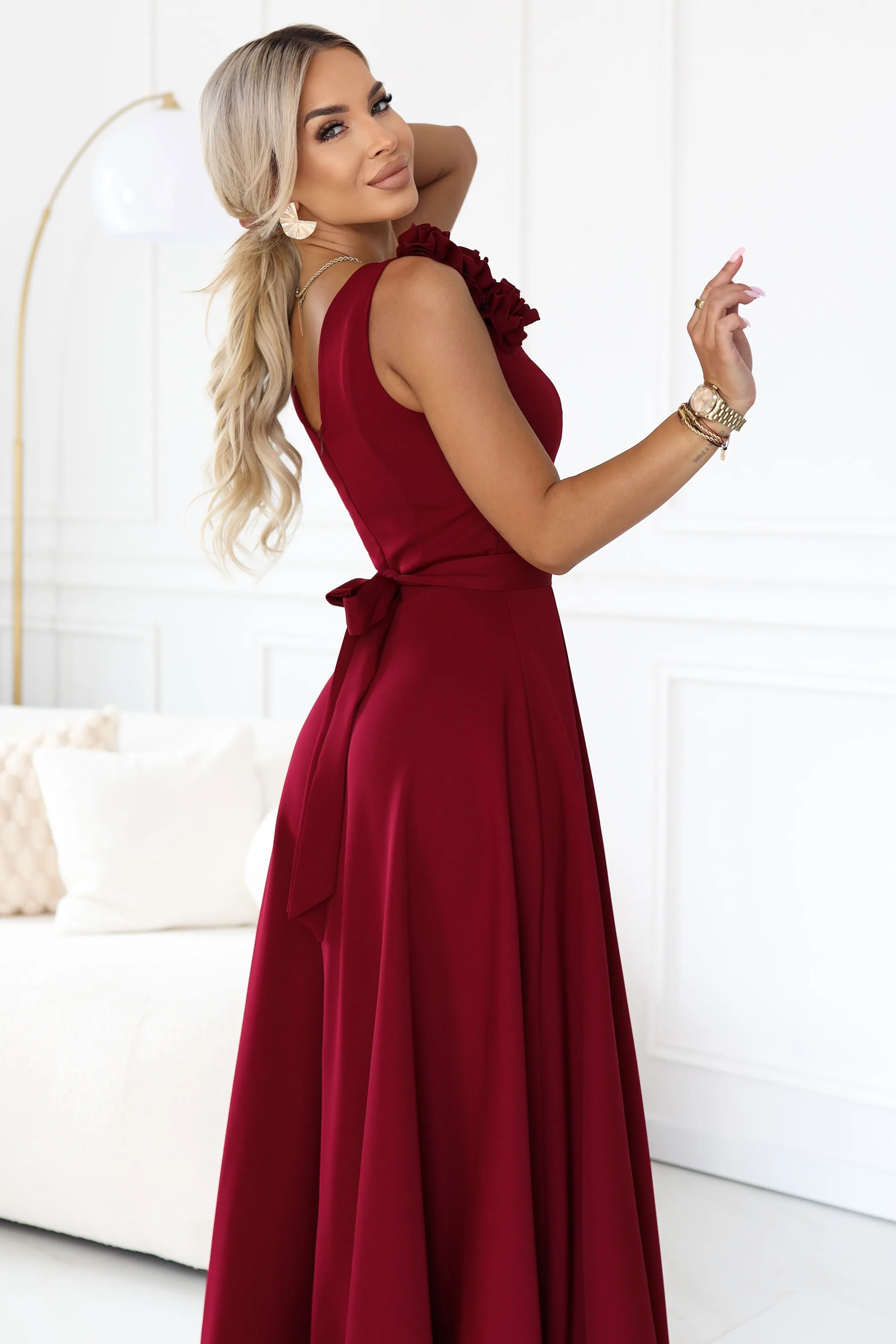 Rochie maxi bordo cu trandafir pe umăr şi şliţ – fotografia 5