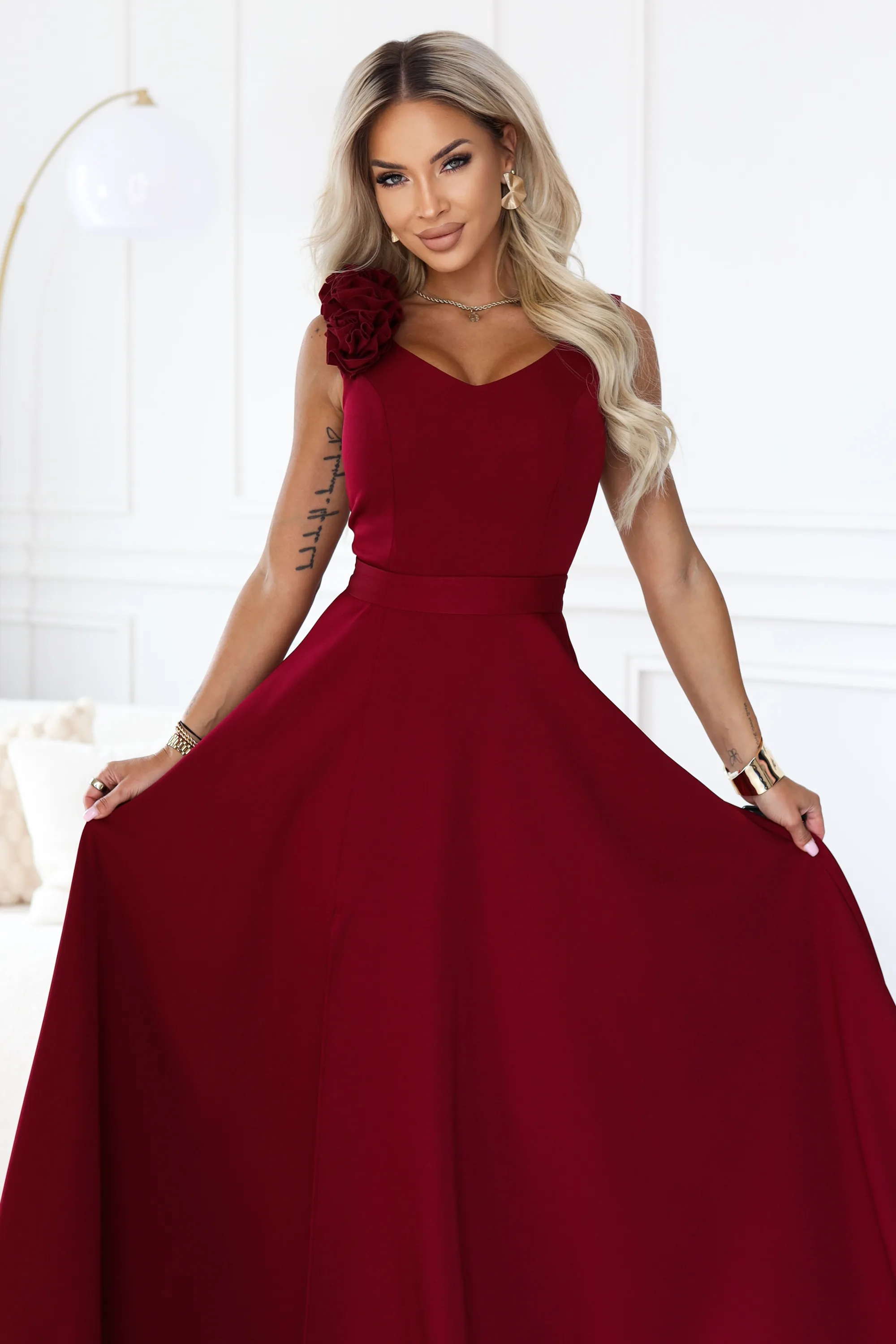 Rochie maxi bordo cu trandafir pe umăr şi şliţ – fotografia 7