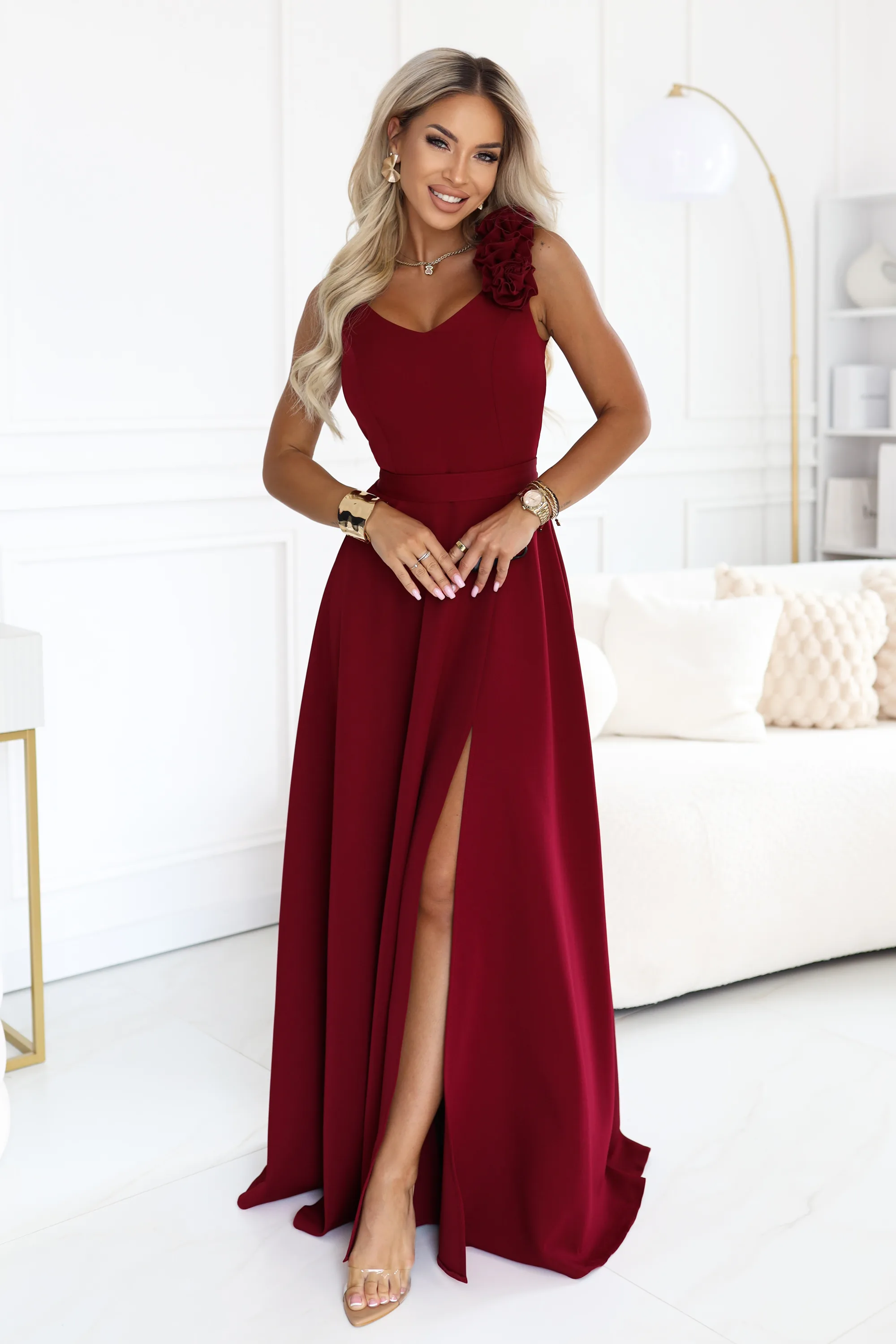 Rochie maxi bordo cu trandafir pe umăr şi şliţ