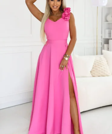 Rochie maxi roz bomboană cu trandafir pe umăr şi şliţ