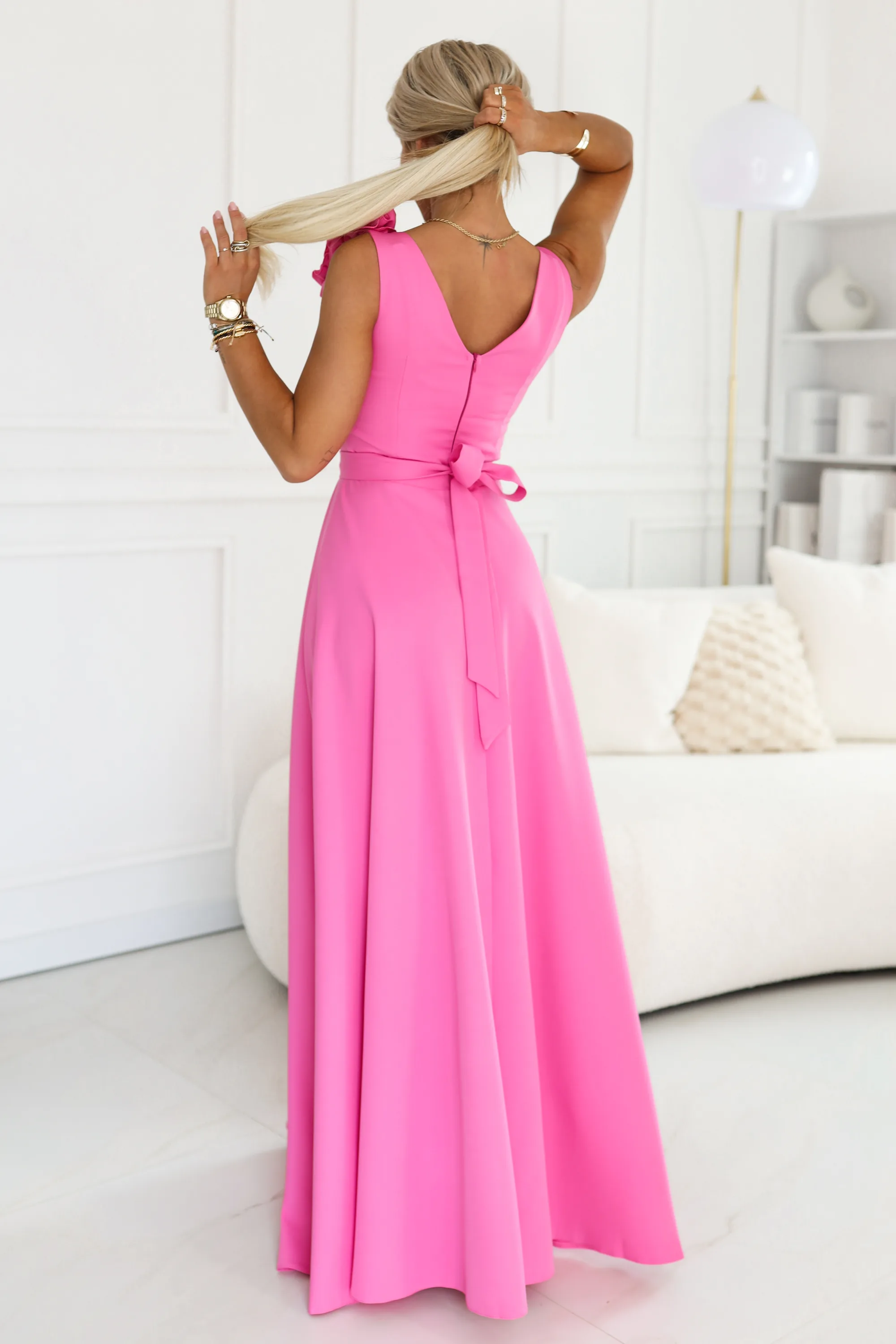 Rochie maxi roz bomboană cu trandafir pe umăr şi şliţ – fotografia 4