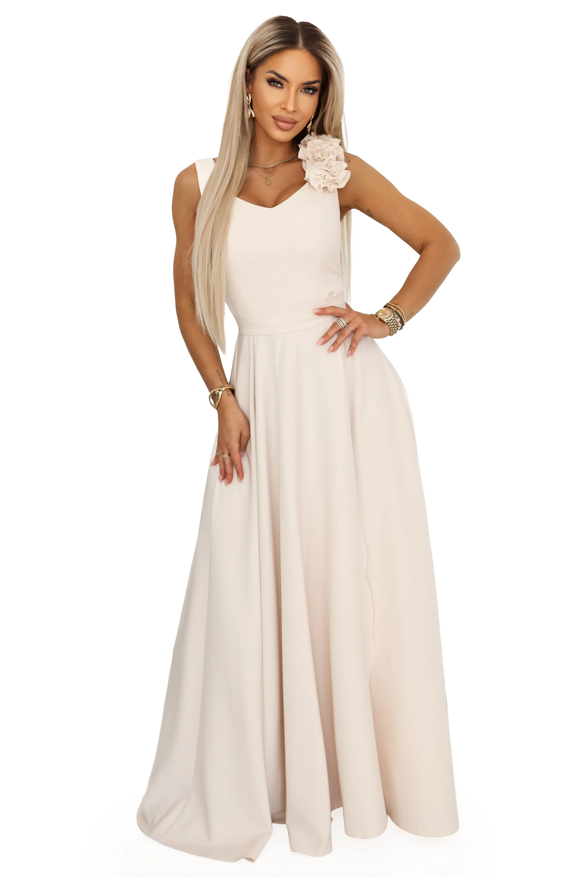 Rochie maxi bej cu trandafir pe umăr şi şliţ – fotografia 10