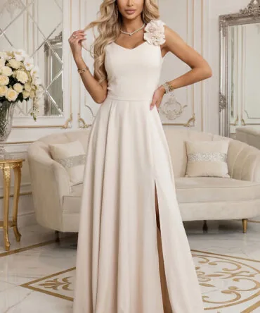 Rochie maxi bej cu trandafir pe umăr şi şliţ